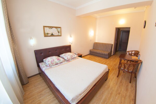 Junior-sviitti | Tallelokero huoneessa, äänieristys, silitysrauta/-lauta, ilmainen Wi-Fi