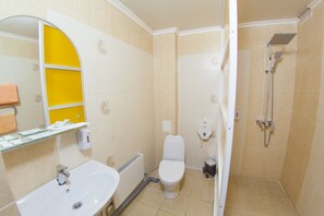 Sviitti | Kylpyhuone | Suihku, ilmaiset hygieniatuotteet, pyyhkeet