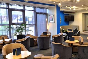 供應午餐及晚餐；法國菜