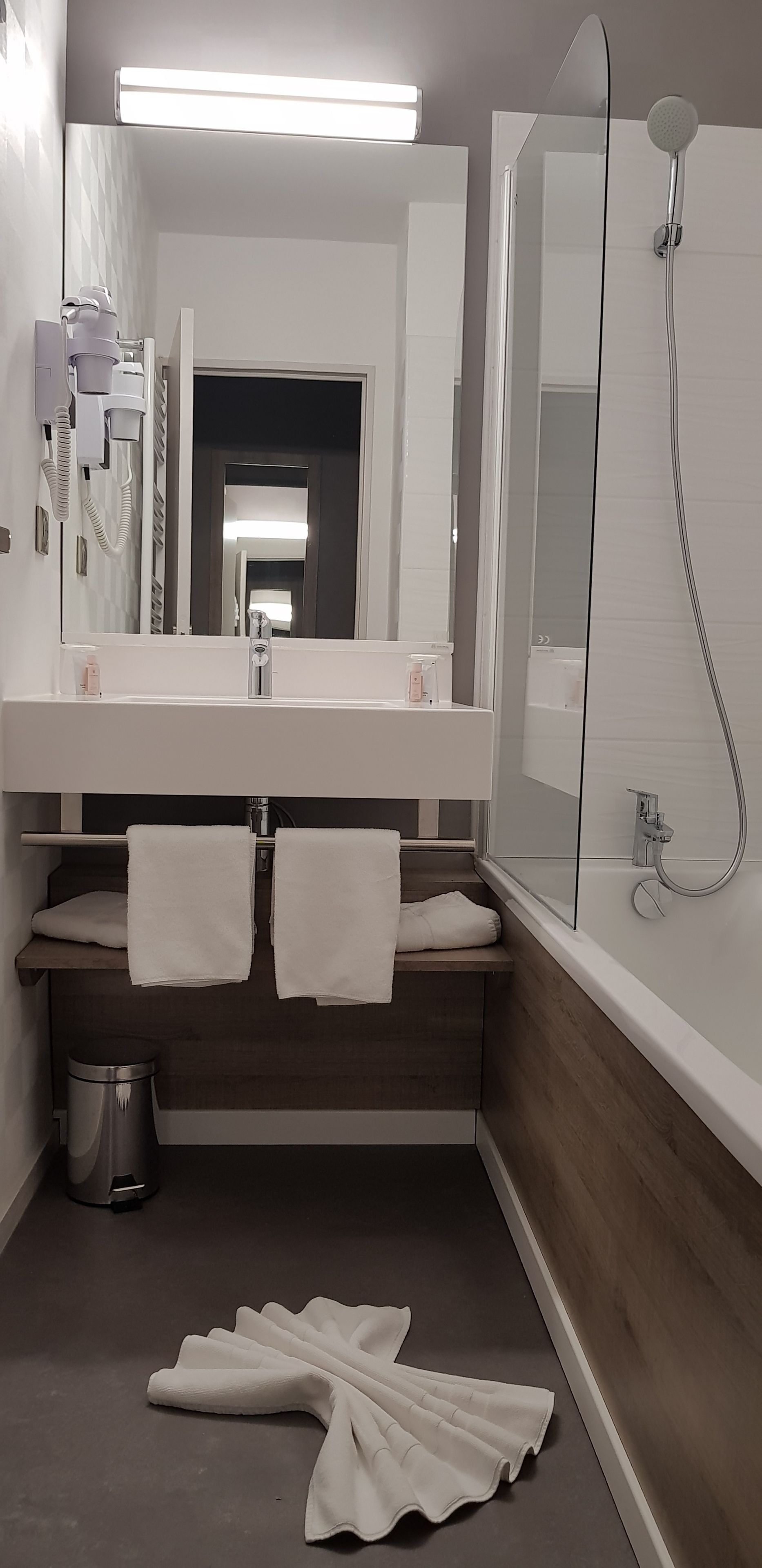 standard 2 singles non smoking | bathroom | free toiletries, hair dryer, towels