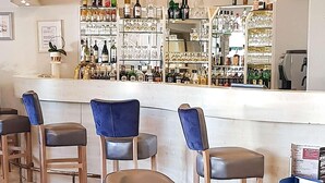 Bar (trong khuôn viên)