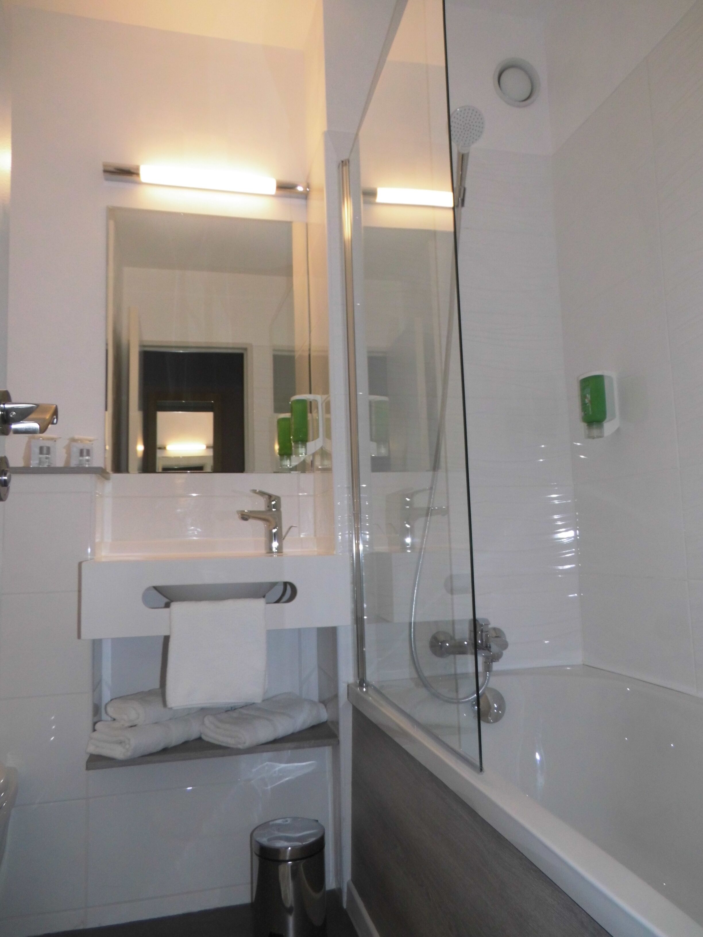 standard queen non smoking | bathroom | free toiletries, hair dryer, towels
