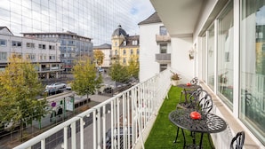 A balcony with a view of a cityscape, including modern and historic buildings. - SmartHotel Flamingo self-check-in (Giessen)