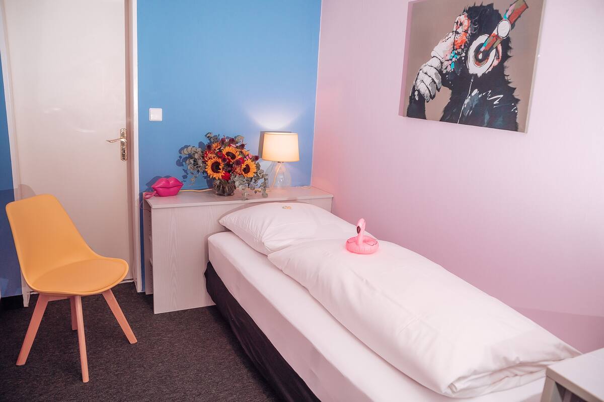 Single Room | Laptop workspace, soundproofing, WiFi (free), individually decorated