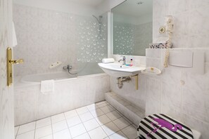 Deluxe Triple Room | Bilik Mandi | Kelengkapan dandanan diri percuma, pengering rambut, tuala disediakan 