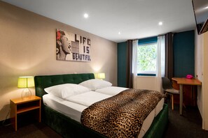 Comfort Double Room | Living area | Flat-screen TV - SmartHotel Flamingo self-check-in (Giessen)