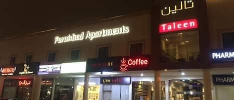 Boendets fasad - kväll/natt