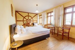 ห้องทริปเปิล | เครื่องนอนร��ะดับพรีเมียม, โต๊ะทำงาน, เตารีด/โต๊ะรีดผ้า