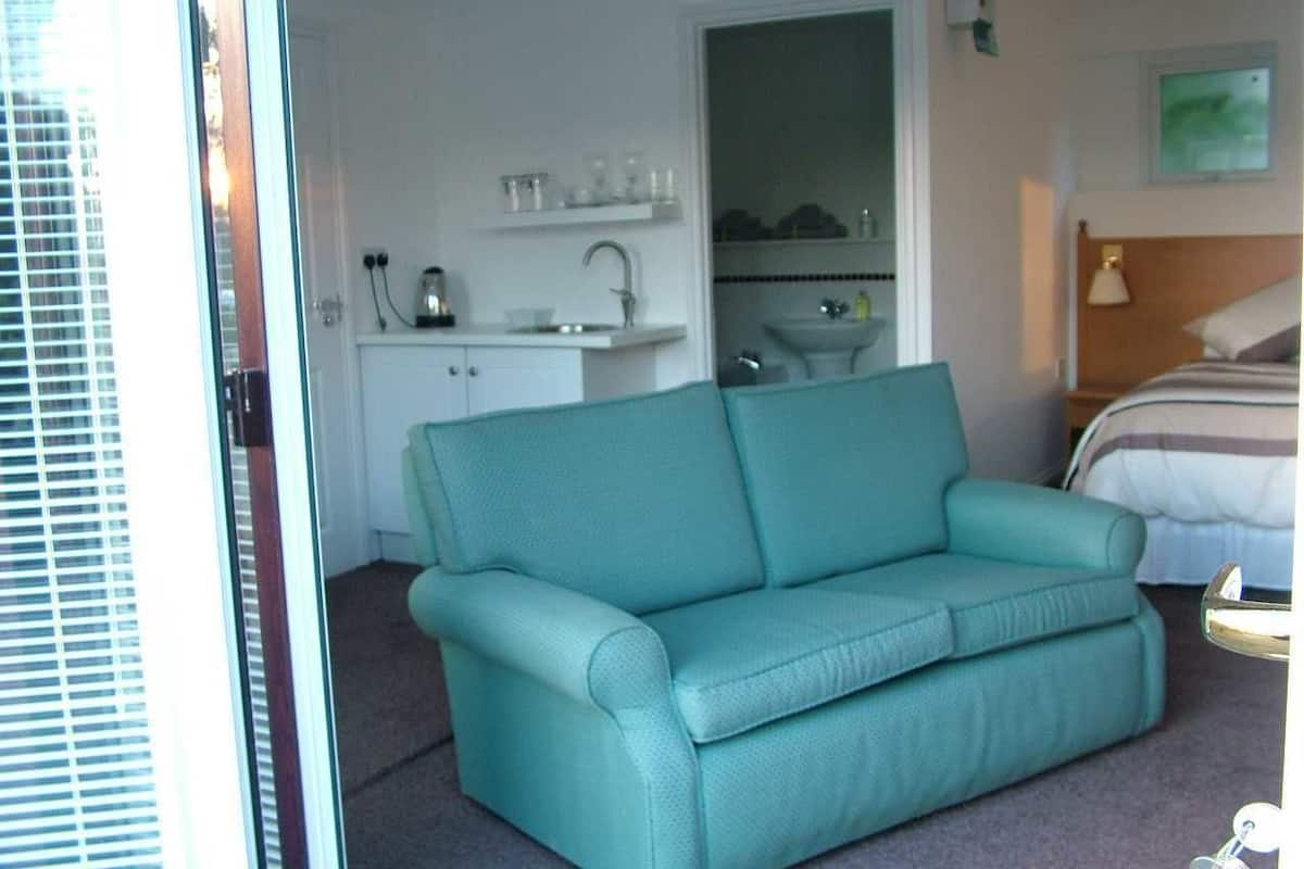 soundproofing, free wifi, bed sheets