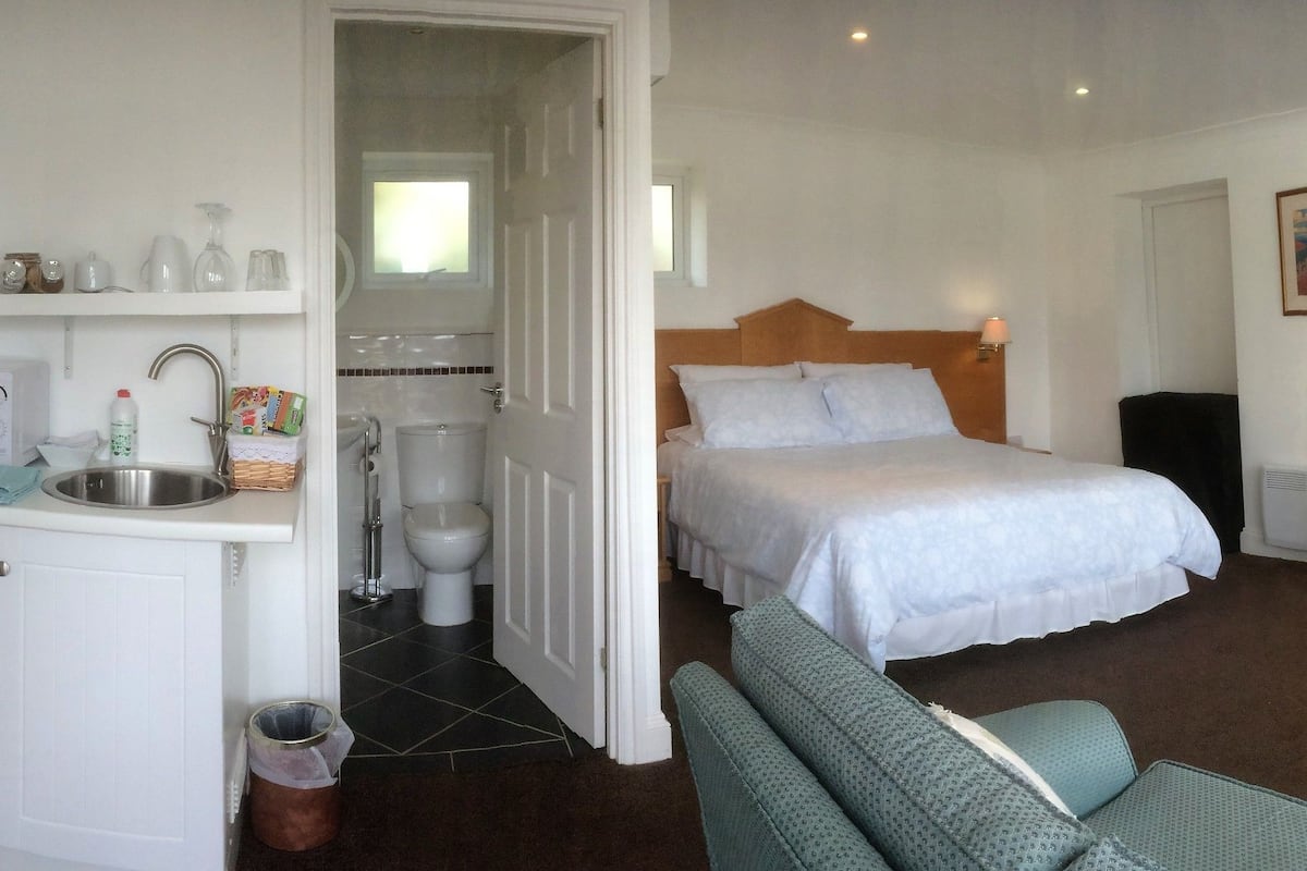 soundproofing, free wifi, bed sheets