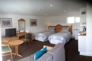 Deluxe Double Room (SuperKing) | Soundproofing, free WiFi, bed sheets - Gosfield Lake Resort (Halstead)