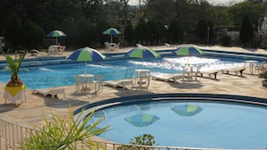 Piscine extérieure, parasols de plage, chaises longues