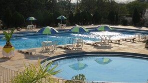 Piscine extérieure, parasols, chaises longues