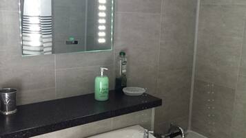 Cottage familiare, bagno privato, vista giardino (self-catering) | Bagno