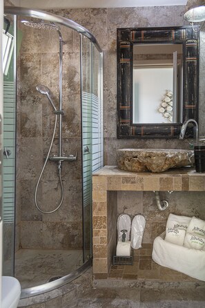 Double Room, Sea View | Bathroom | Shower, hydromassage showerhead, free toiletries, hair dryer