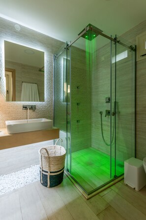 Junior-Studiosuite, 1 Queen-Bett, Gartenblick | Dusche im Bad
