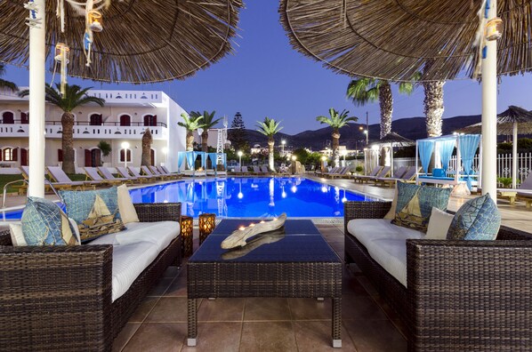 Piscine extérieure (ouverte en saison), parasols de plage