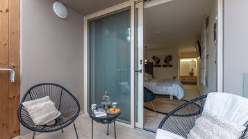 Junior Studio Suite, 1 Queen Bed, Garden View