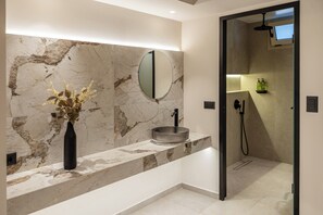 Junior-Studiosuite, 1 Queen-Bett, Gartenblick | Badezimmer | Dusche, Handtücher, Seife, Shampoo