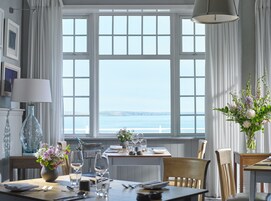 朝食、ランチ、ディナーに営業