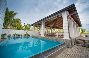 Una piscina al aire libre