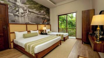 Deluxe-Dreibettzimmer, 1 King-Bett, Stadtblick, zum Garten hin