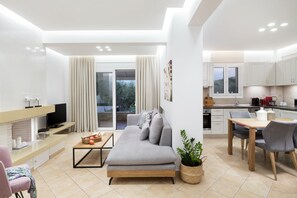 Ψυγείο κανονικού μεγέθους, φούρνος μικροκυμάτων, φούρνος