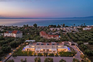 A coastal resort with multiple buildings, a swimming pool, and a view of the sea. - Kassandra Villas (Kassandra)