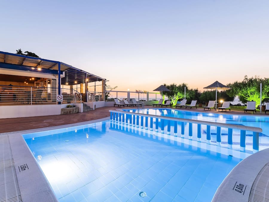 Piscina externa sazonal, guarda-sóis, espreguiçadeiras