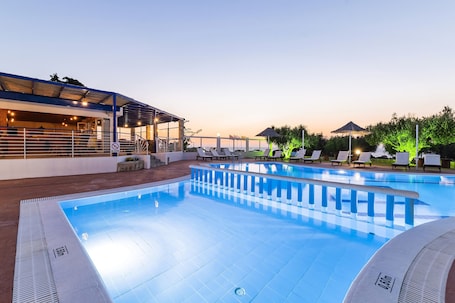 Piscina stagionale all'aperto, ombrelloni da piscina, lettini. Summer View Hotel
