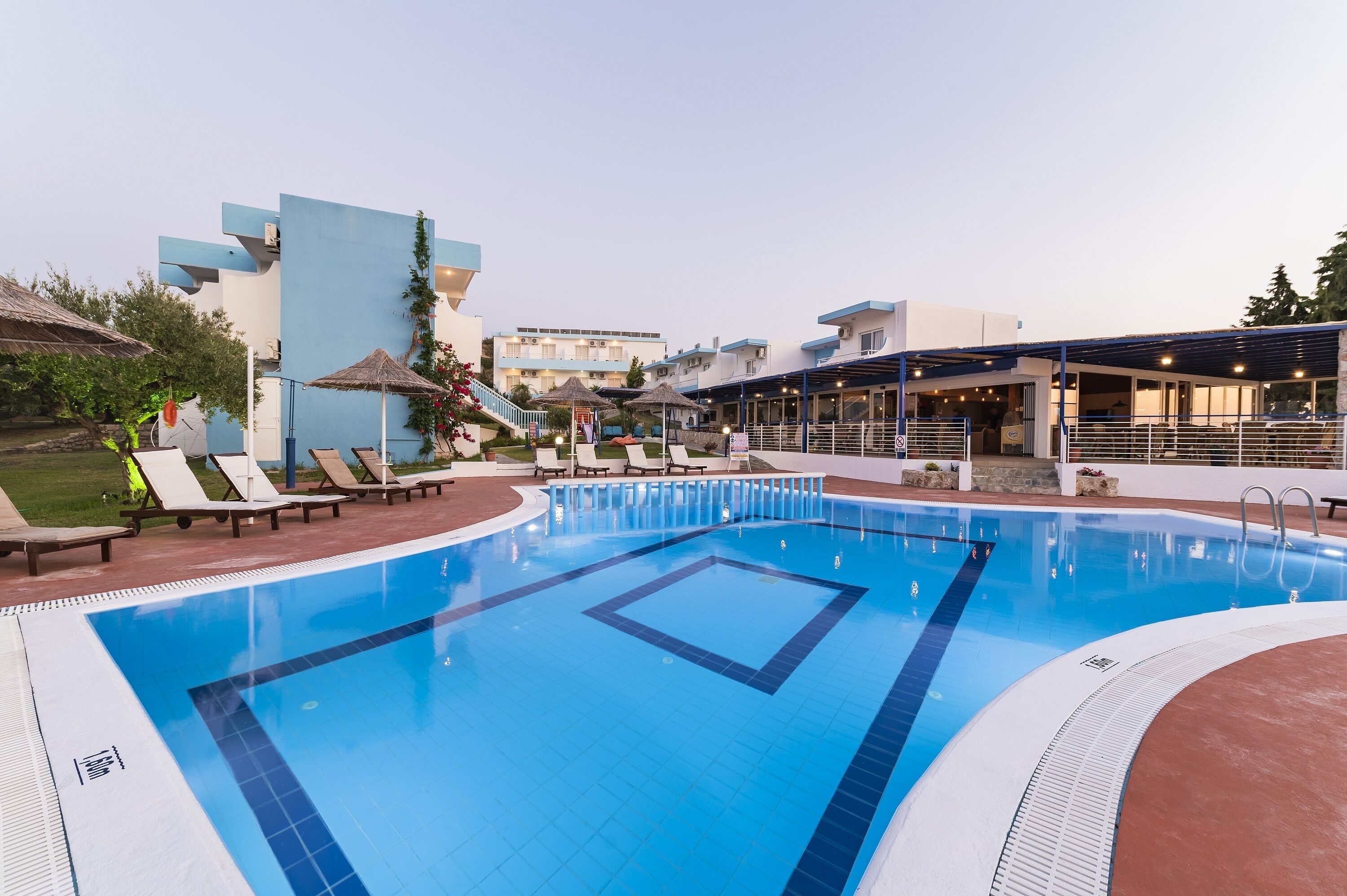 季节性开放的室外游泳池，池畔遮阳伞，日光浴躺椅