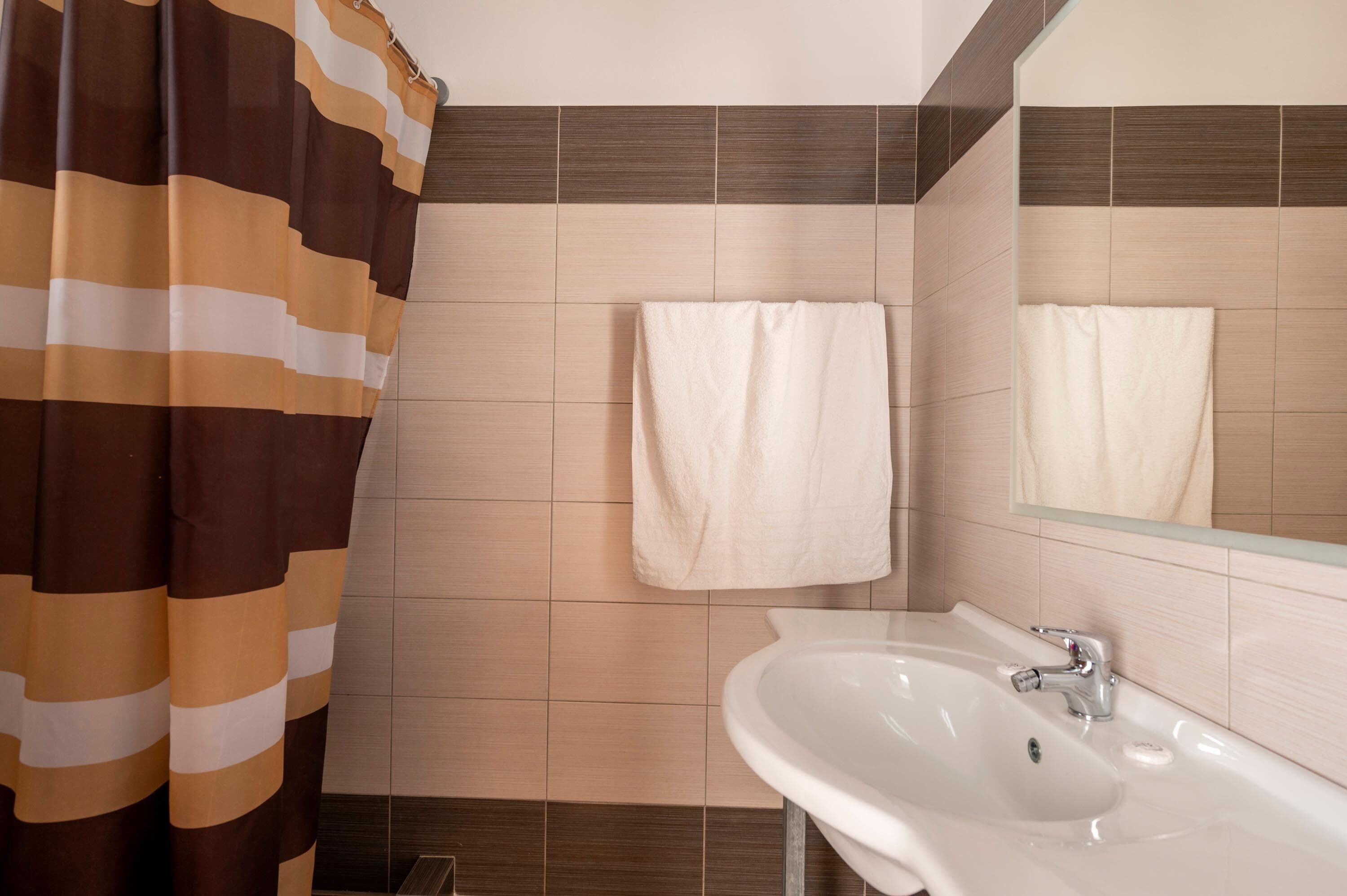 standard triple room (3) | bathroom | shower, towels