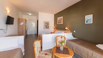 Standard Quadruple Room | Blackout drapes, bed sheets
