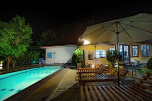 Outdoor pool, pool loungers - Le Green Udawalawe Resort (Udawalawa)
