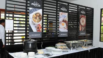 Petit déjeuner et déjeuner servis sur place, spécialités Cuisine locale