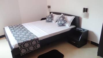 Habitación doble estándar | Minibar, escritorio, tabla de planchar con plancha y wifi