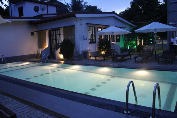 Piscine extérieure, chaises longues