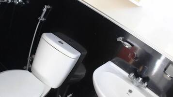 Un bagno con il water e un lavandino.