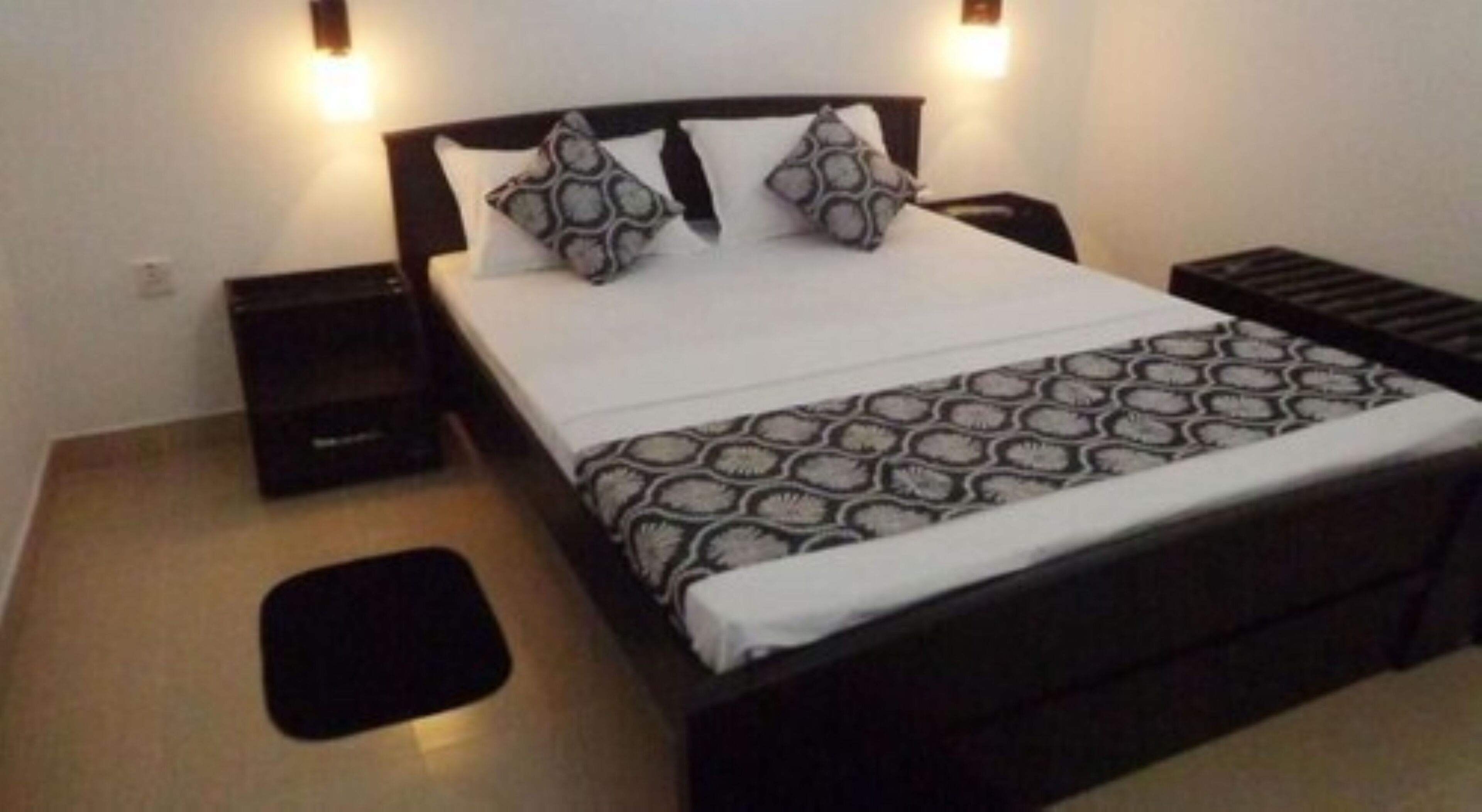 Minibar, desk, iron/ironing board, WiFi