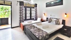 Minibar, meja kerja, setrika/meja setrika, dan Wi-Fi