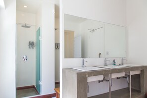 Fælles sovesal (8 beds) | Badeværelse | Bruser, Sæbe, Shampoo, Toiletpapir