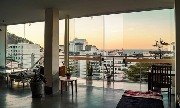 Living area - Aquarela do Leme - Hostel (Rio de Janeiro)
