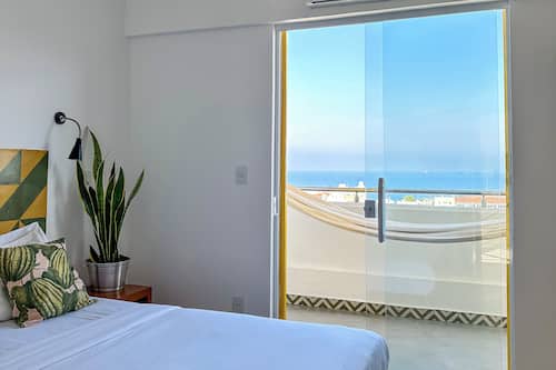Suite | In-room safe, blackout drapes, soundproofing, free WiFi