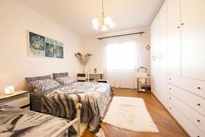 Quarto triplo | 3 quartos, roupas de cama premium, edredons de pluma, cofres nos quartos