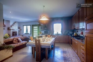 Daily cooked-to-order breakfast (EUR 5 per person)