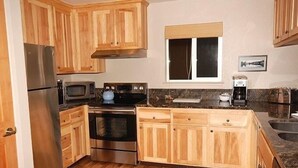 Wasserkocher mit Kaffee-/Teezubehör, großer Kühlschrank, Mikrowelle
