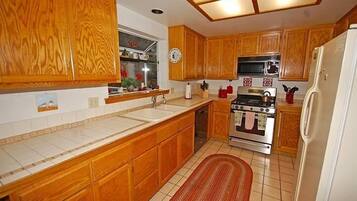 House, 3 Bedrooms | Private kitchen