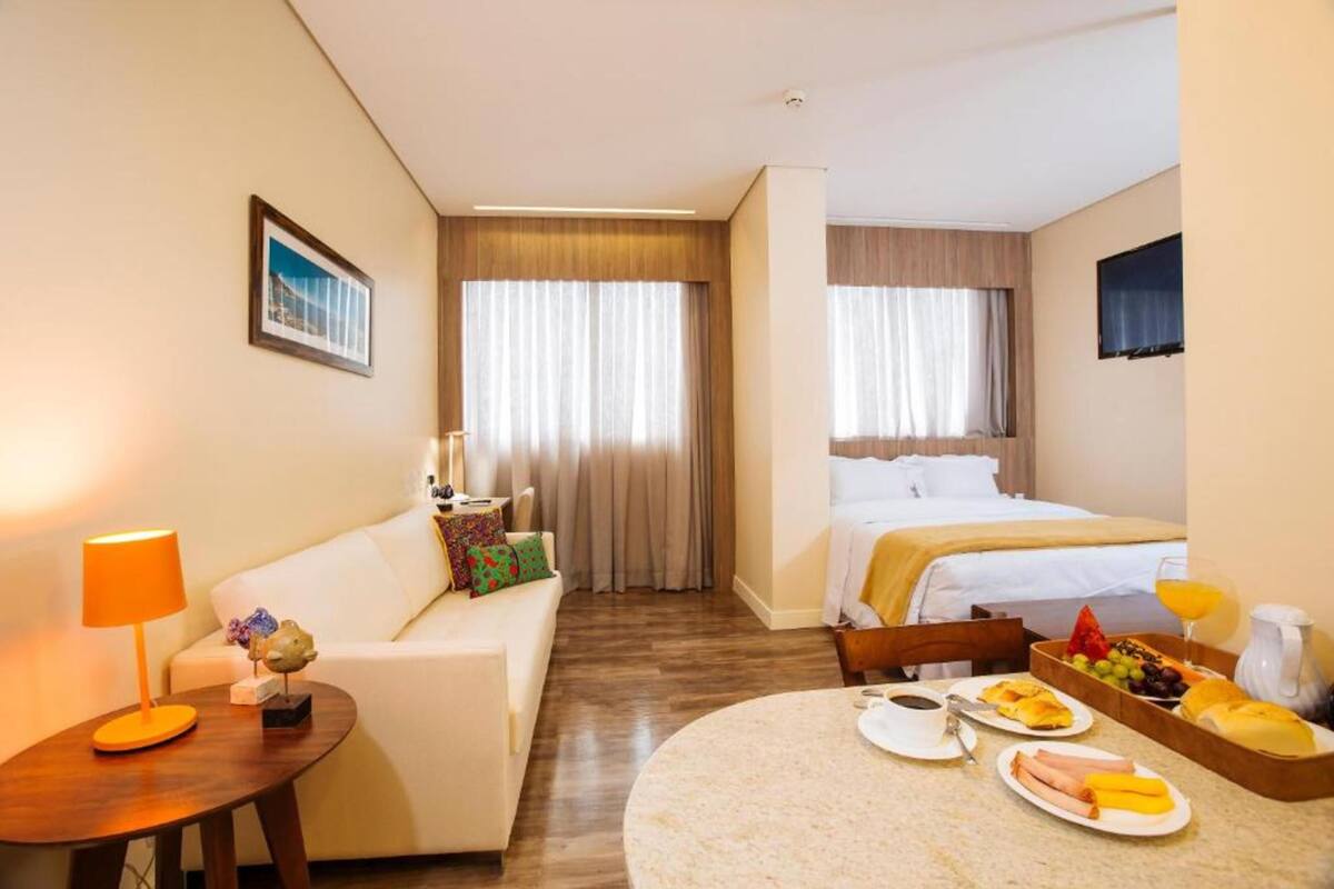 Luxo Superior Casal - 1 Cama Queen e 1 Sofá Cama | มินิบาร์, ตู้นิรภัยในห้องพัก, โต๊ะทำงาน, ผ้าม่านกันแสง