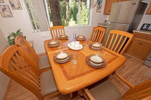 Condo, 2 chambres | Cuisine privée | Réfrigérateur grande capacité avec congélateur, four à micro-ondes