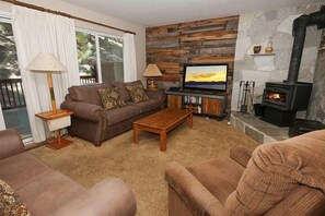 Condo, 2 chambres | Salle de séjour | Téléviseur à écran plat, lecteur de DVD